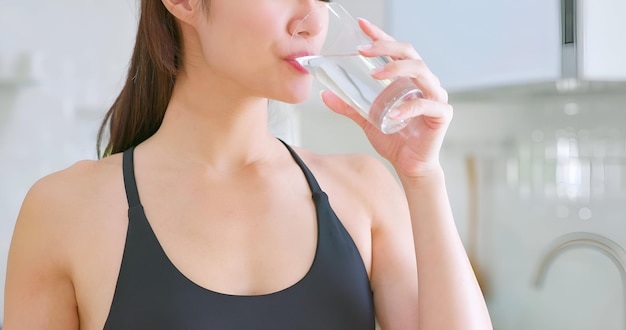 写真 水を飲む女性