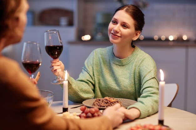 Photo woman drinking wine with husband and enjoying romantic dinner
