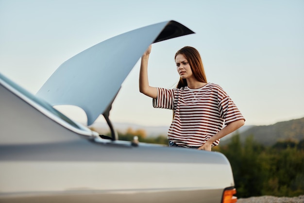 車の女性運転手は道路を走っている間車の故障を感じながらトランクを開けました