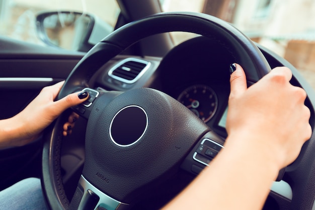 写真 女性ドライバーが車を運転