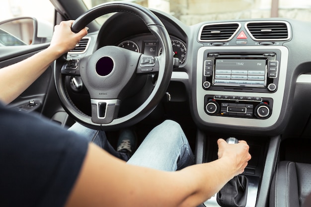 車を運転する女性ドライバー