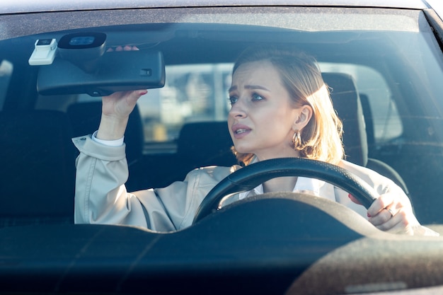 Photo woman drives her car for the first time, tries to avoid a car accident