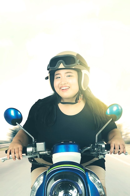 사진 도로 에서 오토바이 를 운전 하는 여자