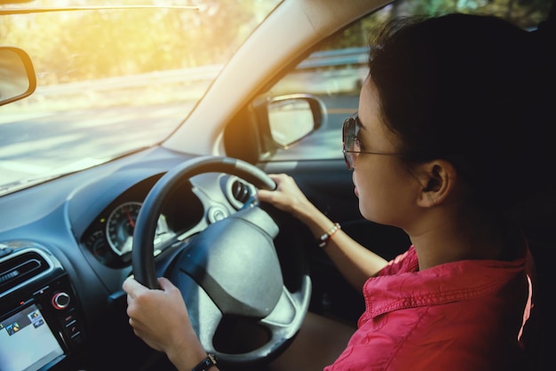 Photo woman driving car