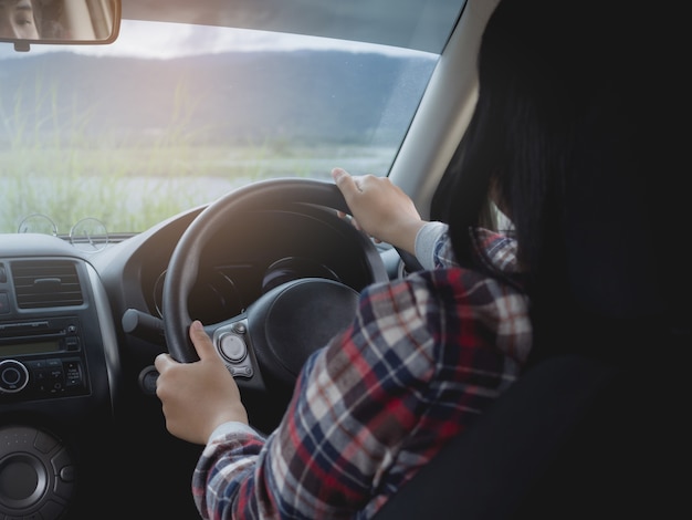 写真 女性運転車