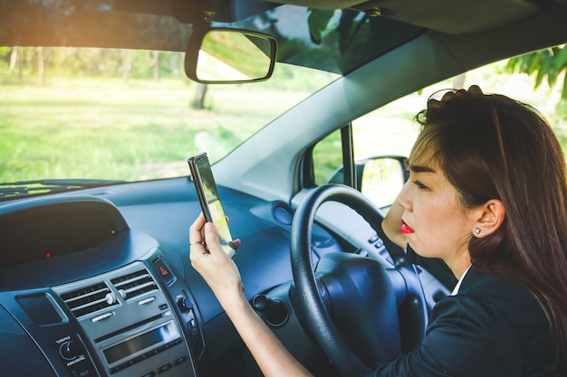 Woman drove astray in the forest. Looking for a solution But without internet signal from the phone