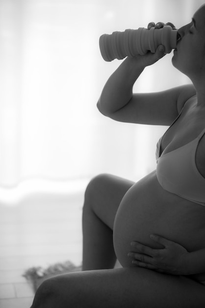 Photo woman during childbirth in the room