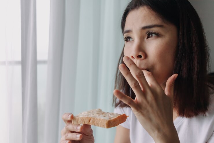 Photo 여자는 쉬운 아침 식사로 가당 연유와 빵을 먹는다
