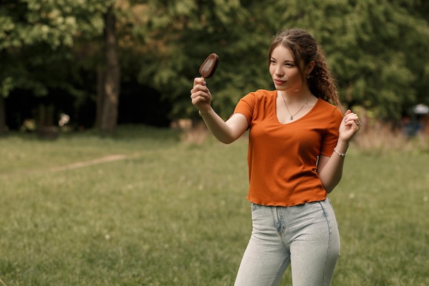 女性はアイスクリームとリンゴを食べる