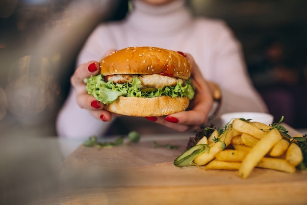 女の子、食べること、ハンバーガー