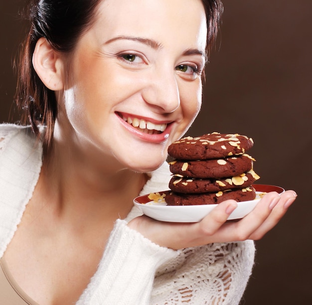 チョコレートチップクッキーを食べる女性