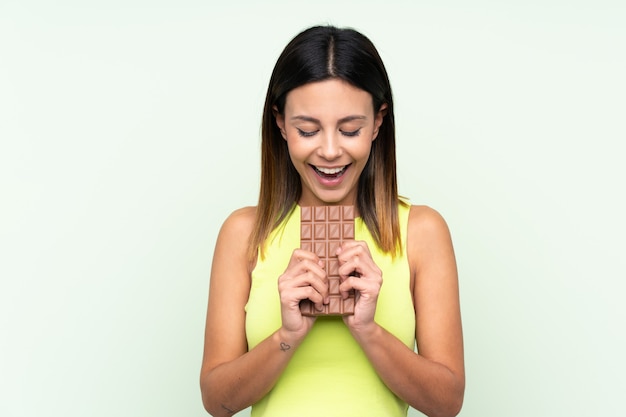 Donna che mangia una tavoletta di cioccolato