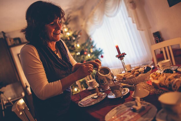 Photo woman eating food on table at home