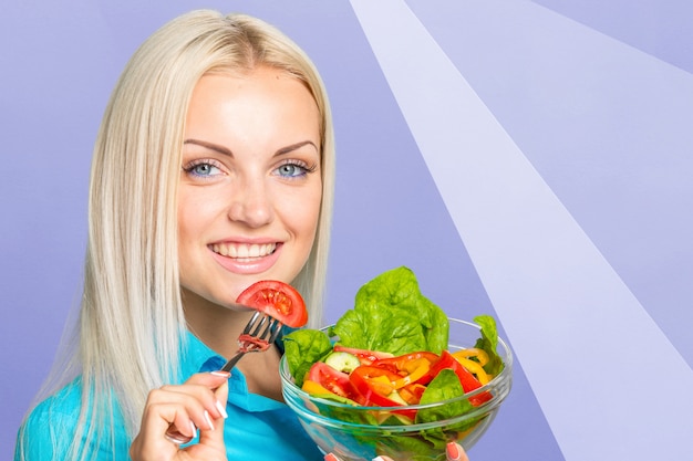 Foto donna che mangia insalata verde con i pomodori