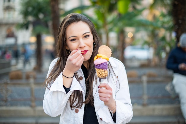 屋外アイスクリームコーンを食べる女性