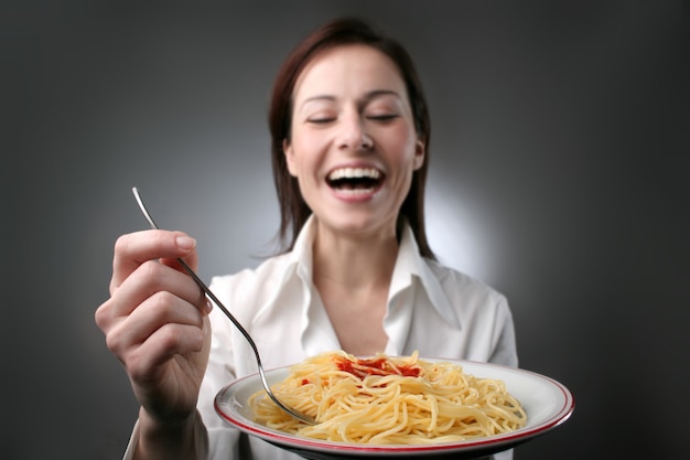 Foto donna che mangia pasta