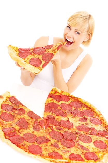 женщина ест пиццу на белом фоне