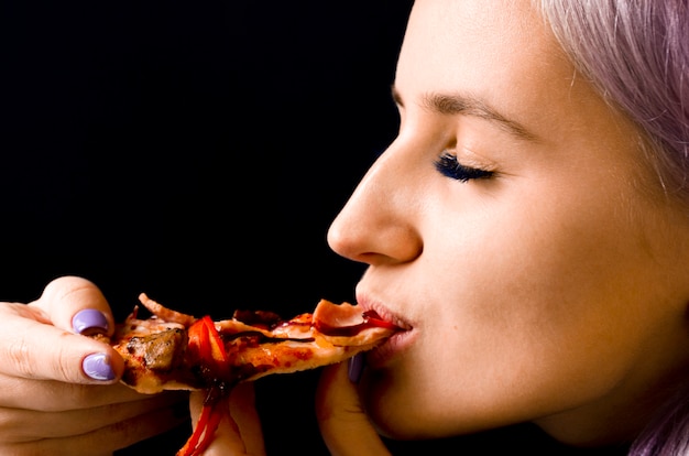 Foto donna che mangia pizza