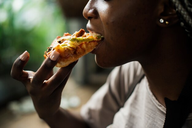 Una donna che mangia pizza