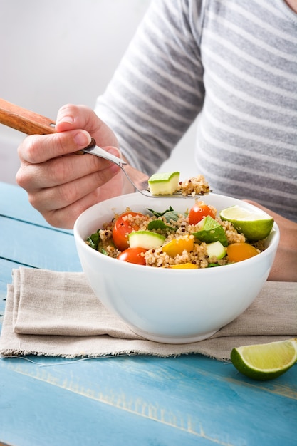 Photo woman eating quinoa and vegetables