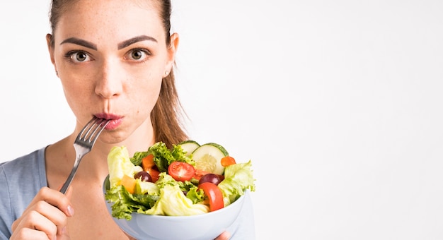 Donna che mangia un primo piano dell'insalata