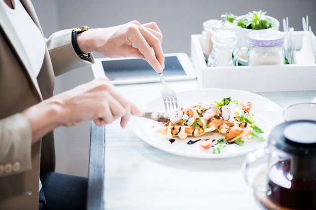 写真 サラダのクローズアップを食べる女