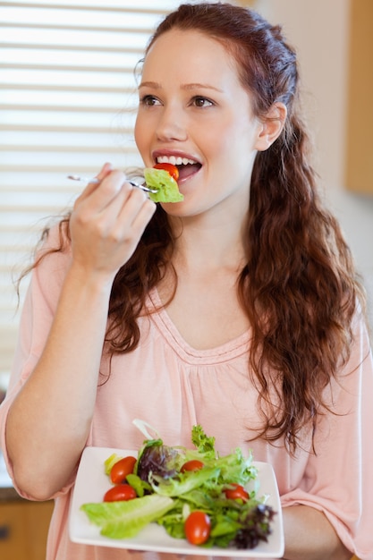 女、サラダ、食べること、台所