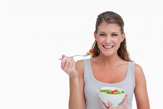 Foto donna che mangia un'insalata