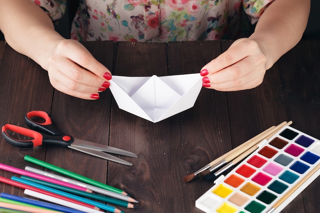 Foto la donna educa gli origami