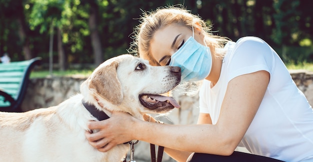 彼女の黄金の犬を抱きしめる女性