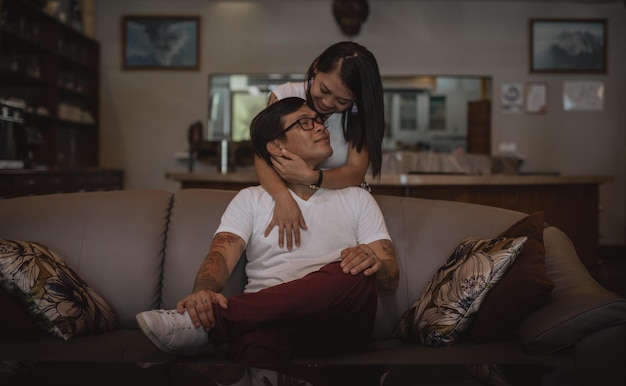 Photo woman embracing man sitting on sofa at home