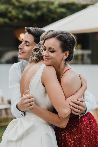 Photo woman embracing with bridegroom outdoors