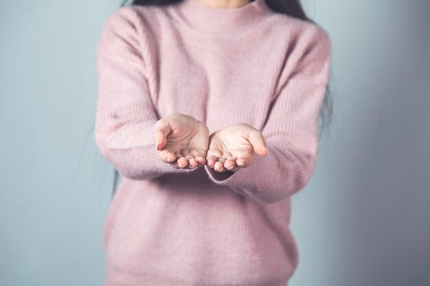 女性の空の手