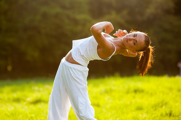 Foto donna impegnata in palestra