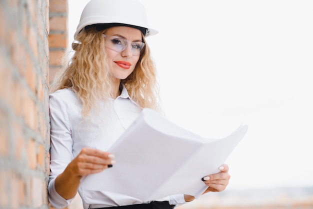 Woman Engineer kijkt naar Building Glass.