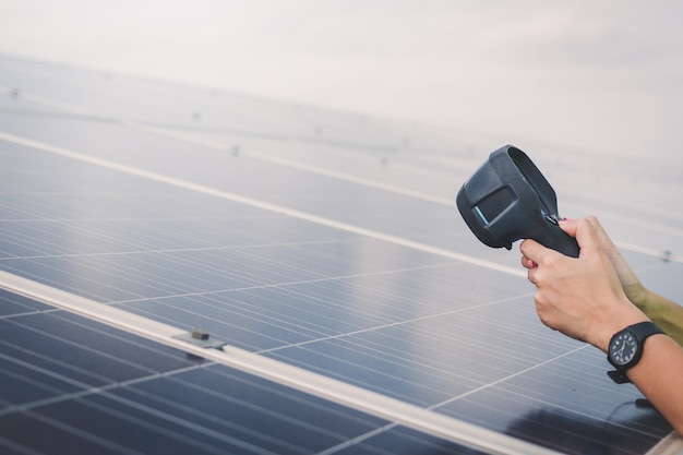 Photo woman engineer using thermal imager to check temperature heat of solar panel