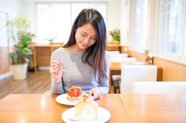 ケーキ屋さんで楽しむ女性