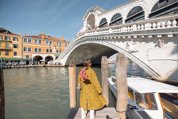 Женщина наслаждается прекрасным видом на большой канал в венеции