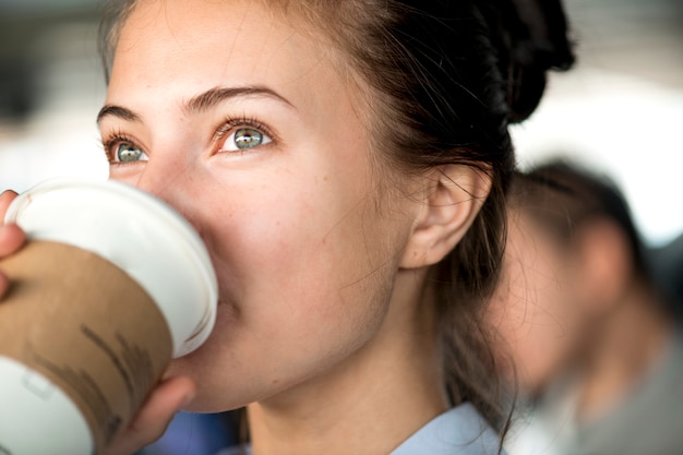 女性は朝のコーヒーを楽しむ