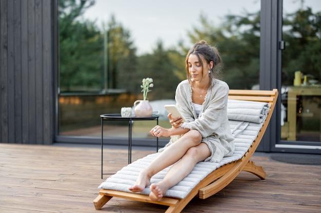 Photo woman enjoy nature at country house