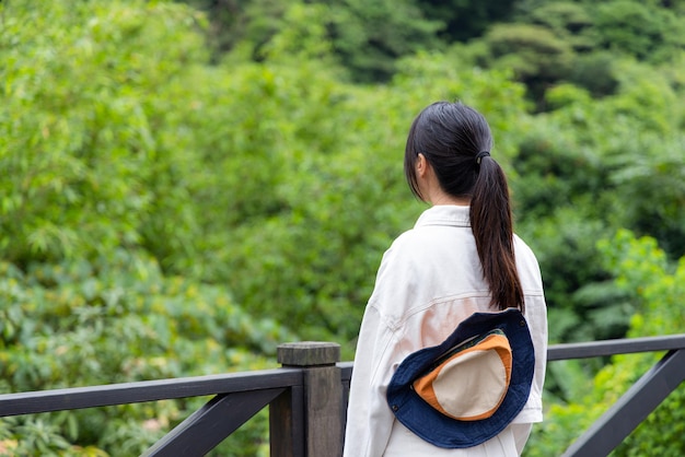 女性は風景の景色を楽しんでいます