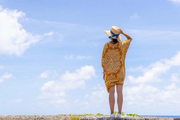 女性は海の景色を楽しんでいます