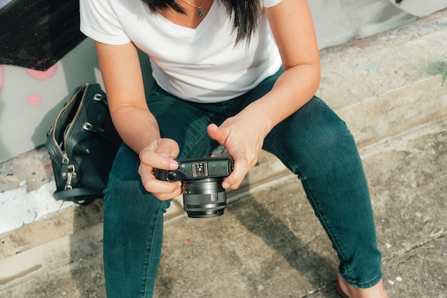 Photo woman enjoy taking photo of an unknown abandoned building.