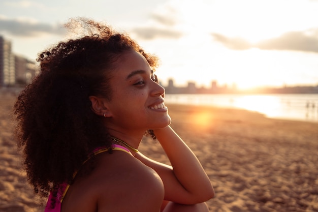 Photo woman enjoying 80s summer aesthetics