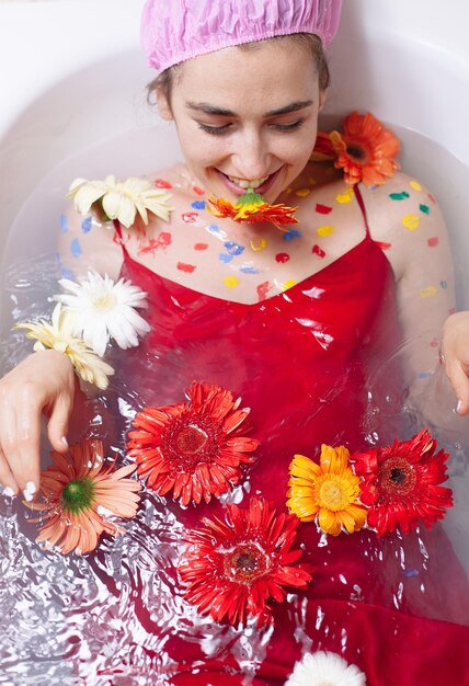 Photo woman enjoying in bathtub