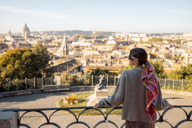 로마의 아름다운 아침 풍경을 즐기는 여자