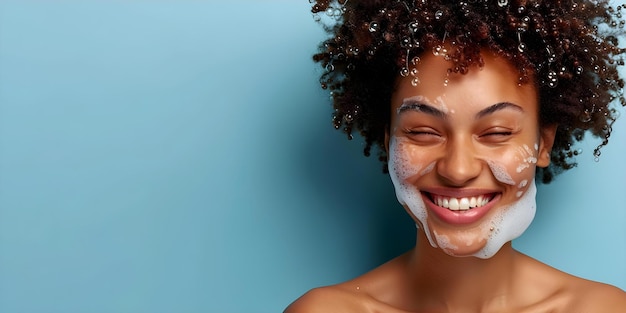 Фото Женщина, наслаждающаяся рутиной очистки с пенообразующим мылом для сияющей кожи концепция ухода за кожей рутины очистки продукты пенообразующего мыла радиационный уход за кожей