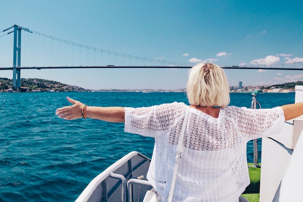 Foto donna che gode della crociera su uno yacht