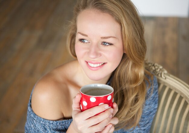 自宅で紅茶を楽しむ女性