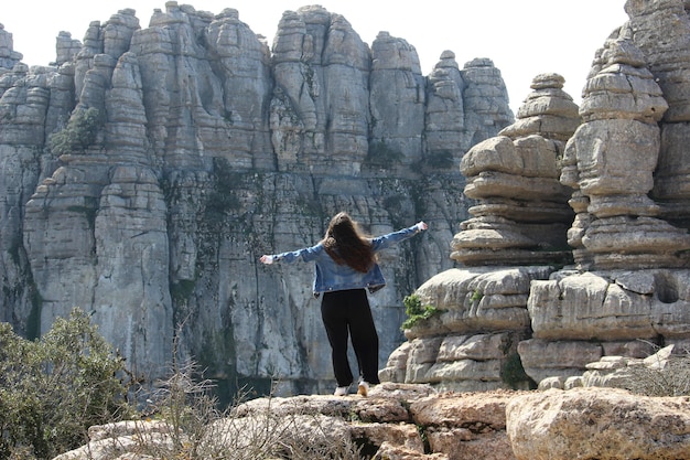 말라가의 Torcal de Antequera에서 자연의 자유를 즐기는 여성